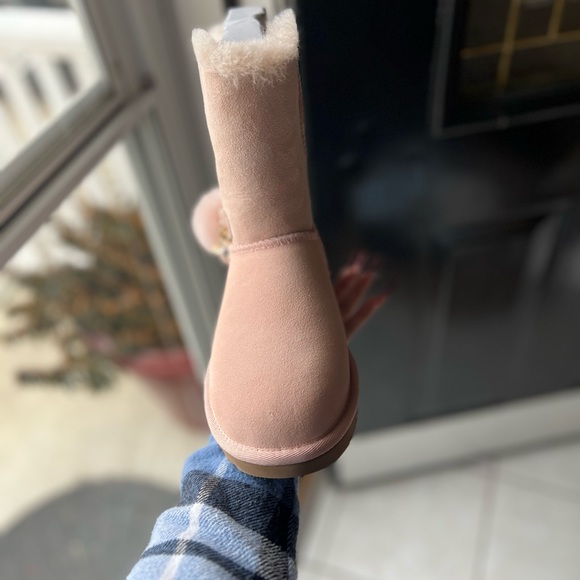 Women’s Baby pink uggs with charm - Picture 2 of 7